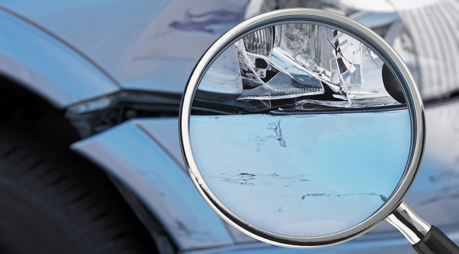 Detaillierte Schadenpr&uuml;fung mit Lupe am Fahrzeuglack